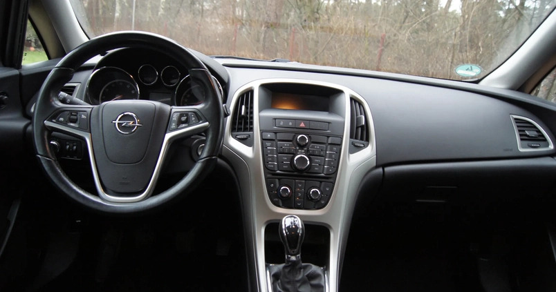 Opel Astra cena 26900 przebieg: 136000, rok produkcji 2011 z Kałuszyn małe 379